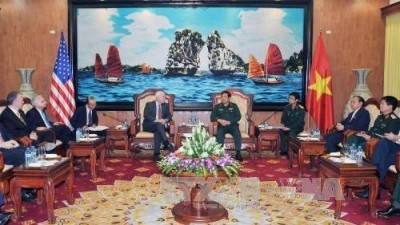 Defense Minister Phung Quang Thanh receives US senator John McCain - ảnh 1